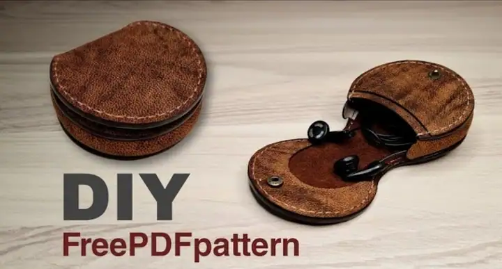 Earbuds case with coin pocket