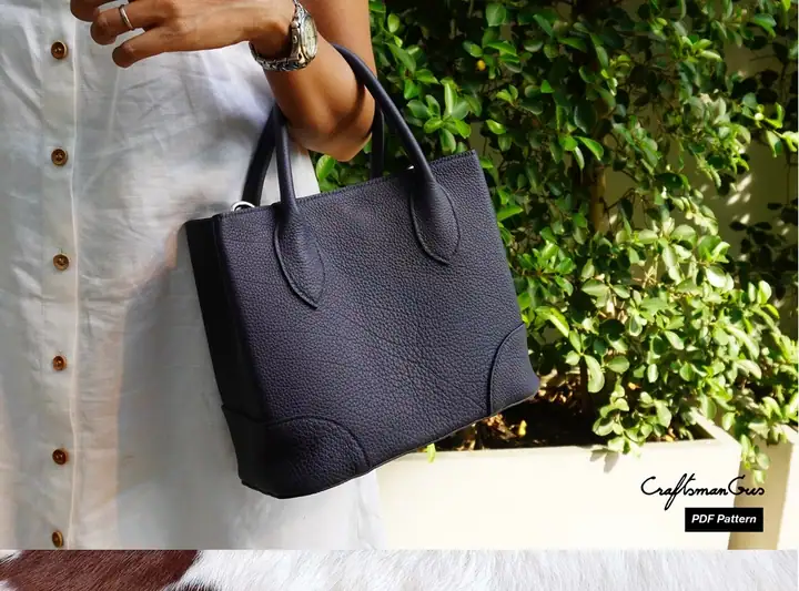 Tote bag with zipper