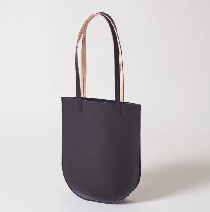 Tote bag with zipper